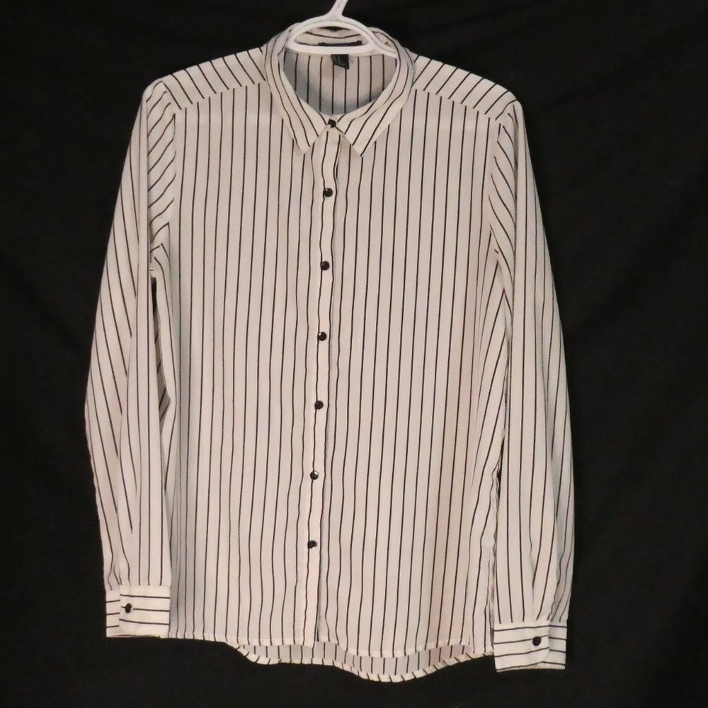FOREVER 21 | medium | Striped Long Sleeve Button-Up Black and White Blouse